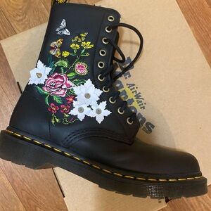 Dr Martens 1490 Bloom 10 Eye Boots Womens Size 8 Black Lace Up